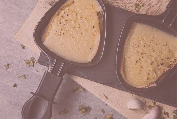 Melted Raclette cheese in traditional pans. V-ITEX technology was used to analyze the volatile compounds responsible for off-flavors in this type of cheese.