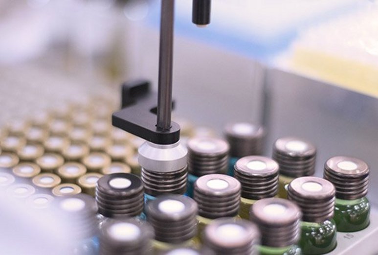 Vial transport with magnetic tool