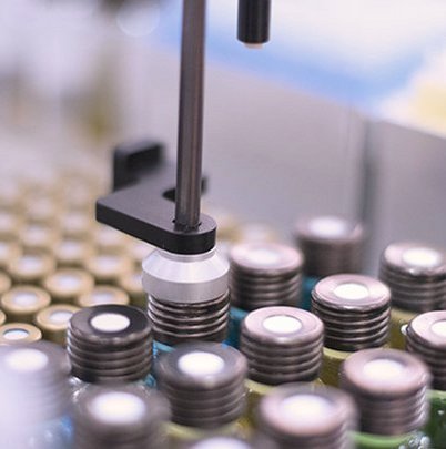 Vial transport with magnetic tool