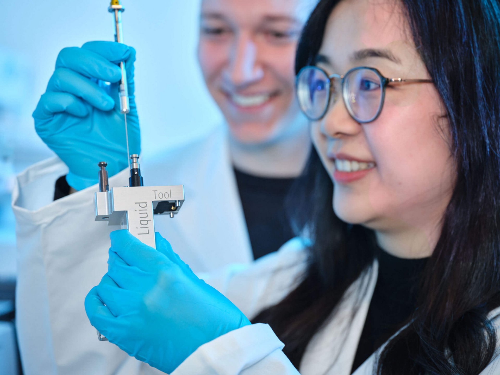 Scientist working with a PFAS-free Syringe and automated lab equipment for accurate liquid handling and analysis.