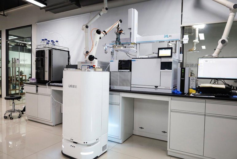 Future of Smart Laboratory - InLab AGV Solution